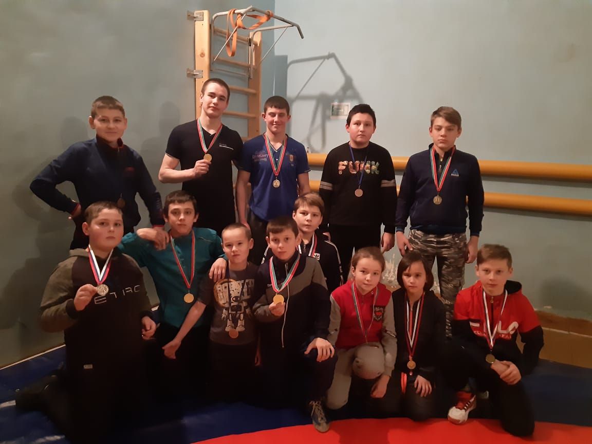 Алькеевский район: в селе Старая Тахтала состоялся межшкольный турнир по спортивной борьбе среди юношей и девушек.