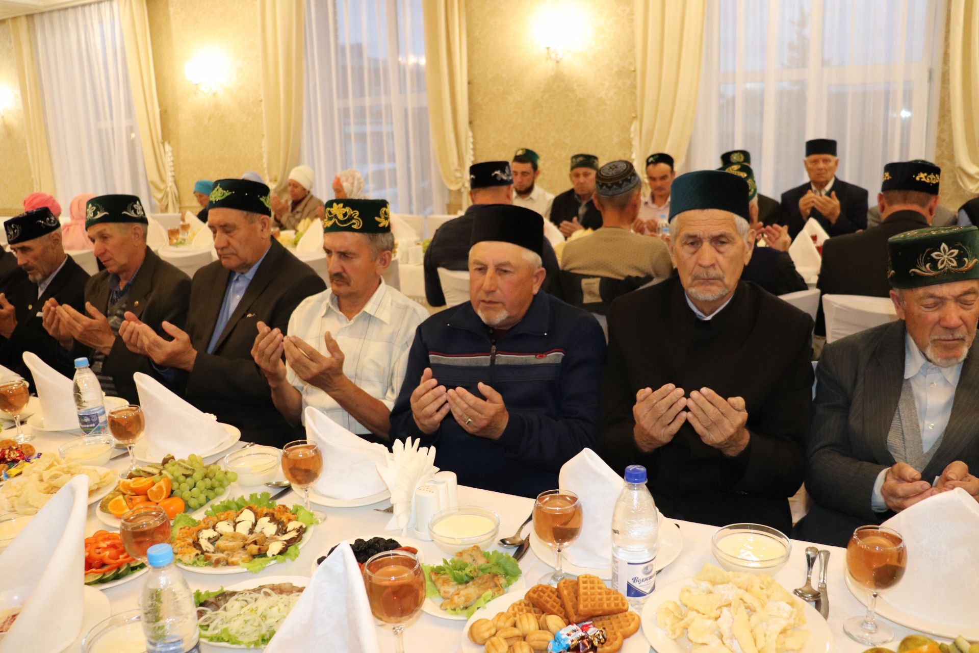 Алькеевский район: депутат Госсовета, наш земляк Фоат Валиев провел ифтар для мусульман
