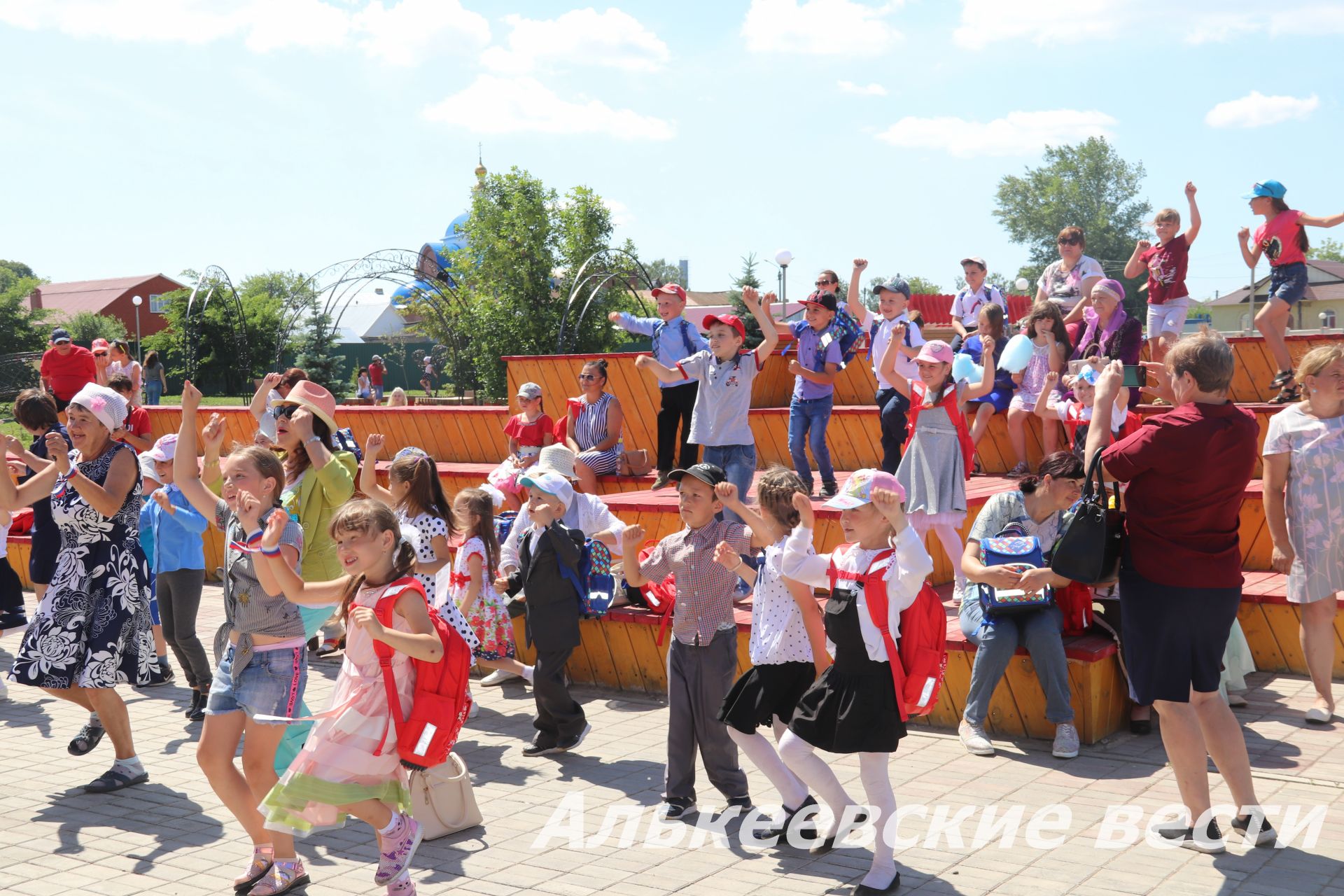 Сегодня праздник на улице. День России праздник в парке. Сегодня в Центральном парке концерты есть. Что за праздник сегодня около школы 868.