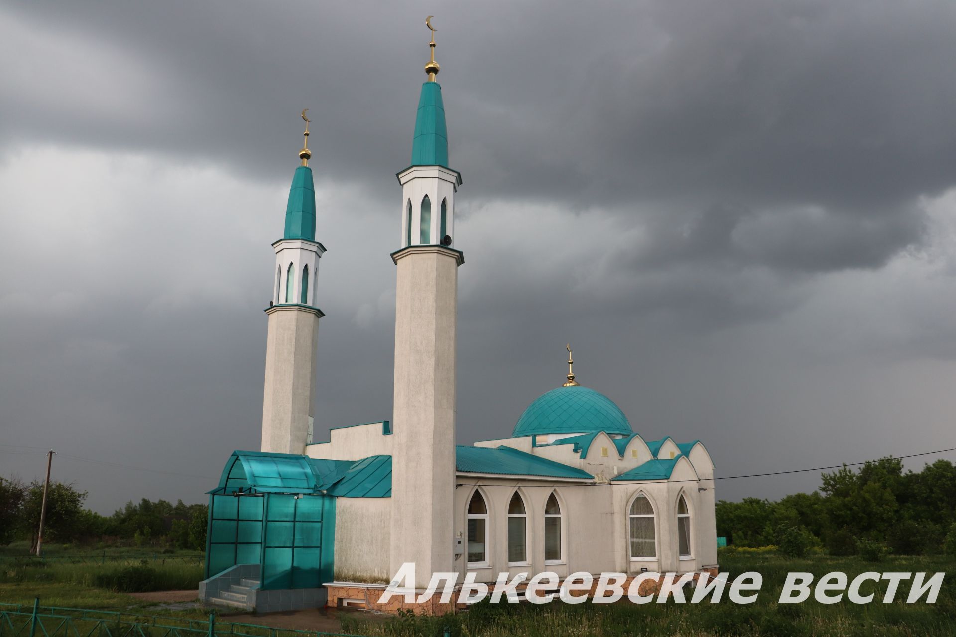 Алькеевский район: хаджи Назгат Магрифатуллин провел благотворительный ужин в мечети деревни Среднее Алькеево