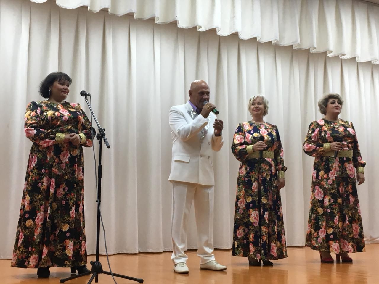 В селе Старые Матаки Алькеевского района участники самодеятельности соседнего Спасского района показали отличный концерт