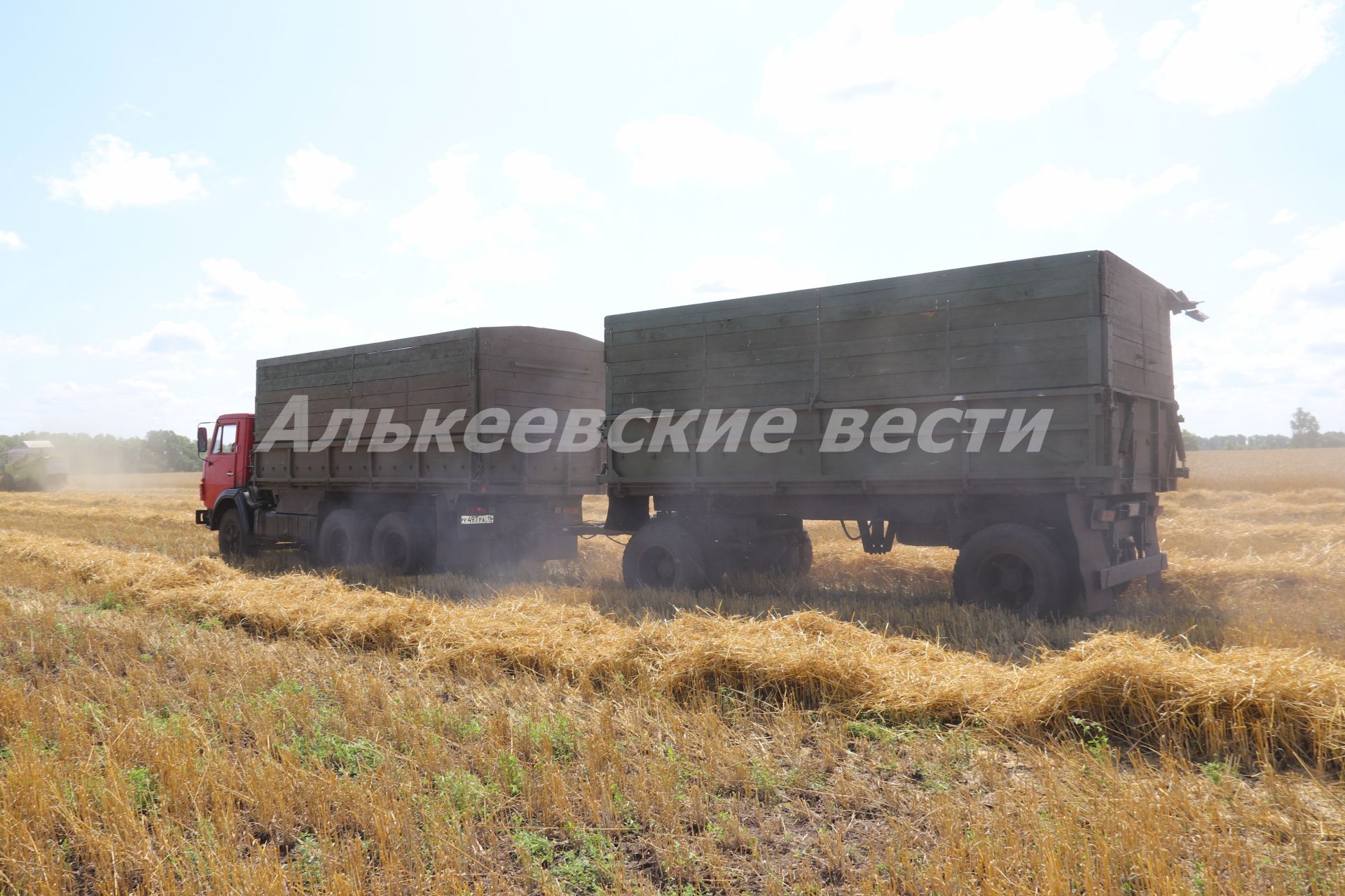 На полях села Ахметьево Алькеевского района наряду с уборкой ведется подготовка к осеннему севу