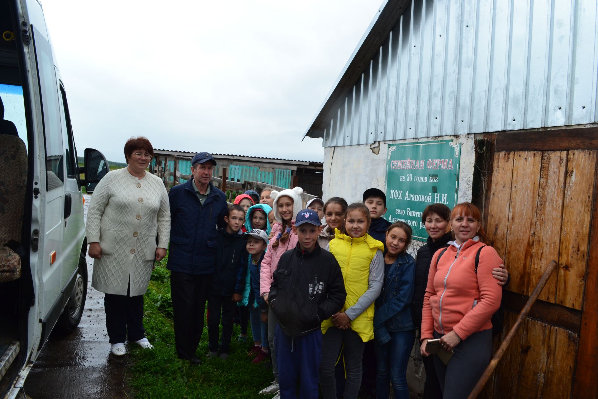 Дети, отдыхающие в лагере «Дубки», побывали с экскурсией на козьей ферме Нины Агаповой