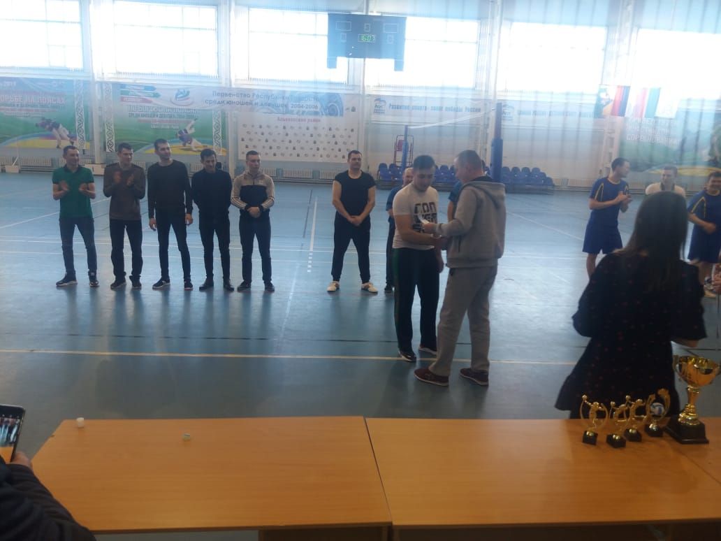 Чемпионом Алькеевского районного первенства по волейболу вновь стала команда «Алпар»