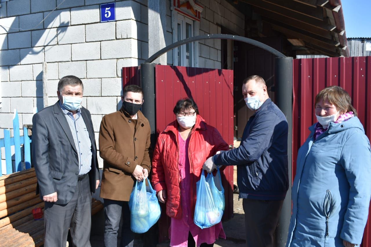 Глава Алькеевского района Александр Никошин передал продуктовые пакеты детям, оказавшимся в трудной жизненный ситуации