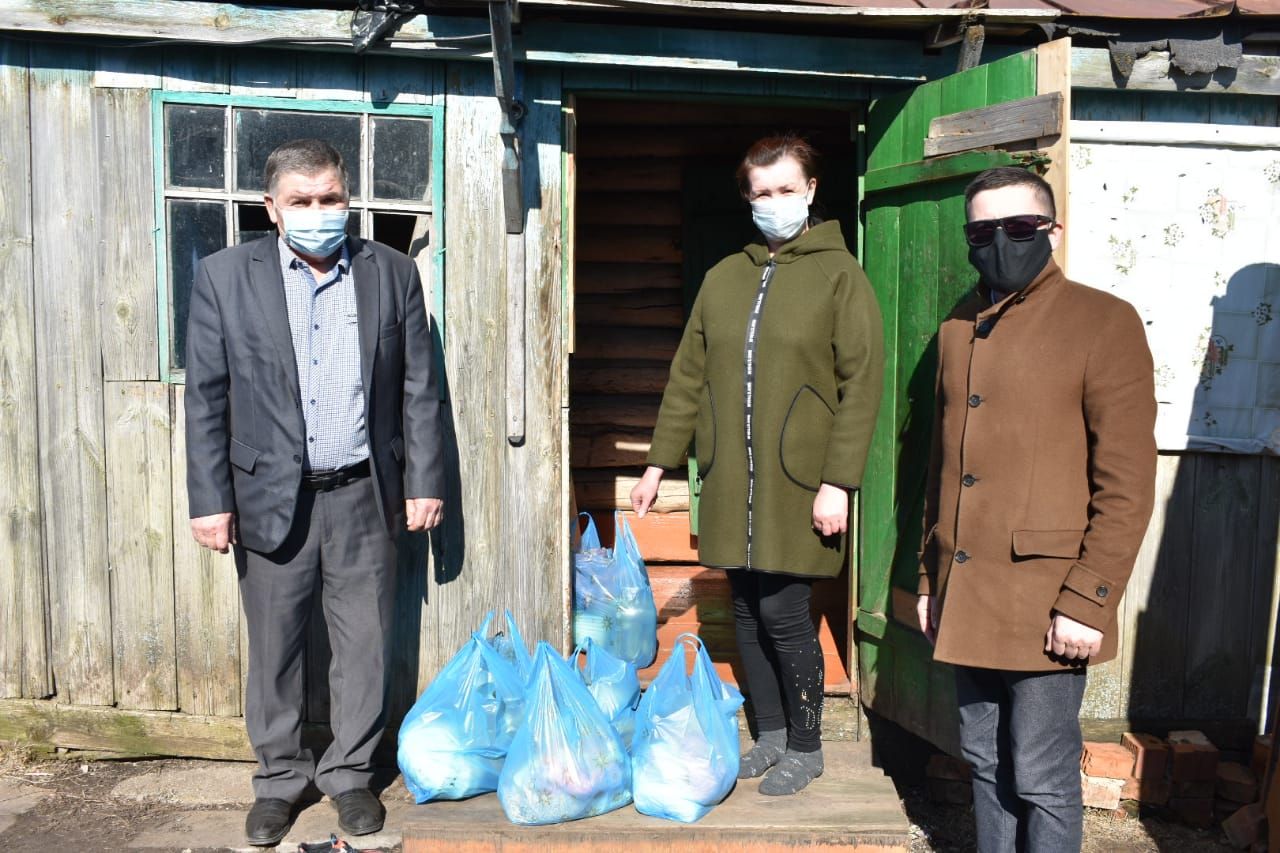Глава Алькеевского района Александр Никошин передал продуктовые пакеты детям, оказавшимся в трудной жизненный ситуации
