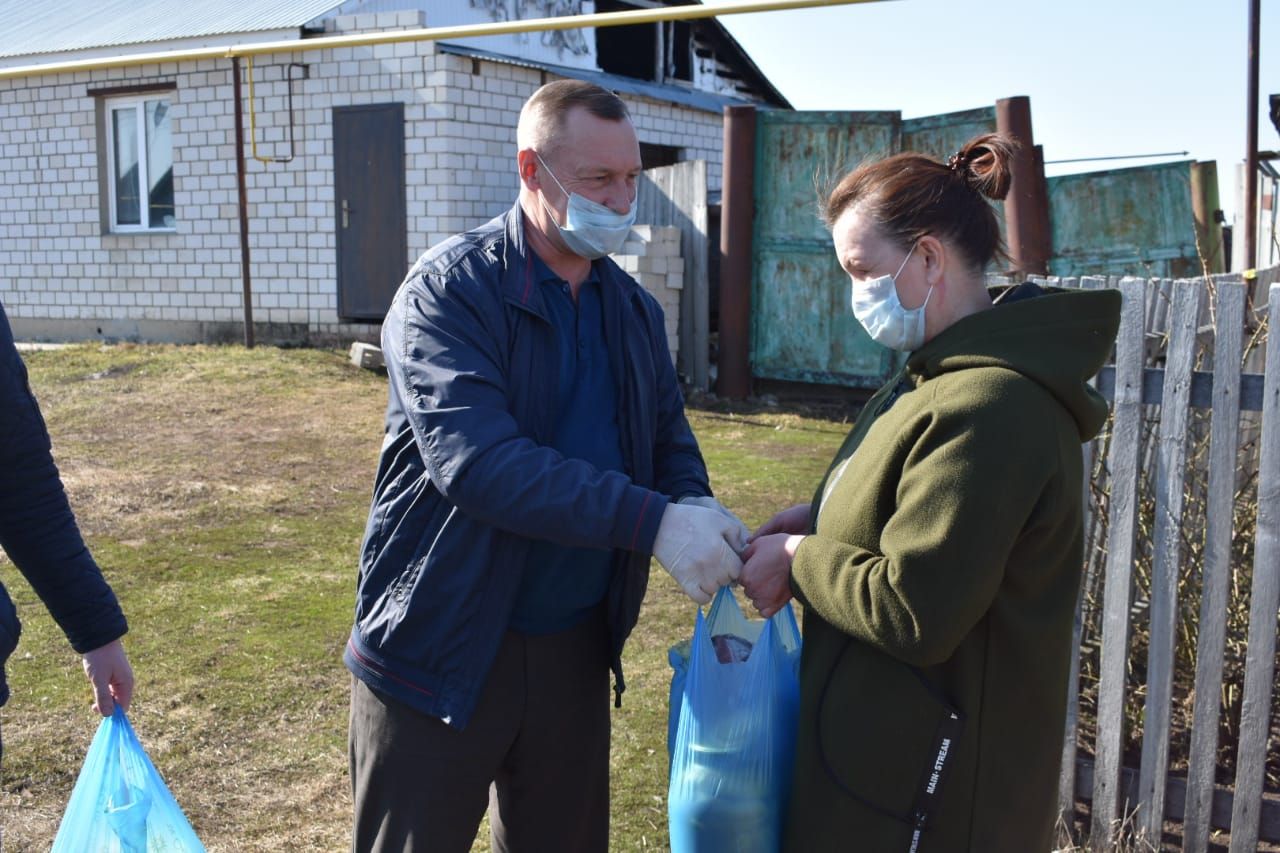 Глава Алькеевского района Александр Никошин передал продуктовые пакеты детям, оказавшимся в трудной жизненный ситуации