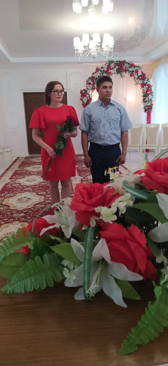 В Алькеевском районном отделе ЗАГС расписавшихся в Международный день семьи поздравили руководители