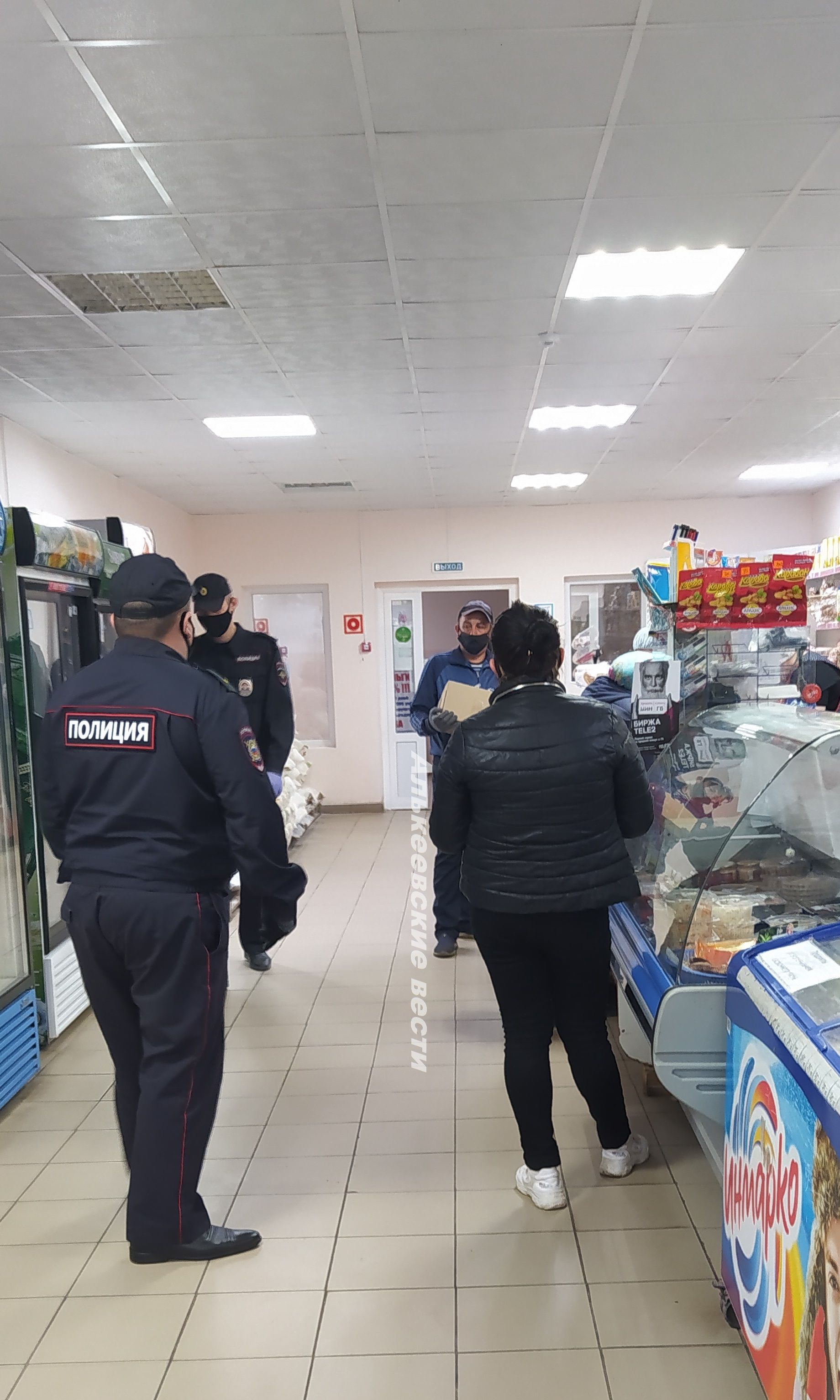 В Алькеевском районе сотрудники полиции проверяют исполнение населением масочно-перчаточного режима