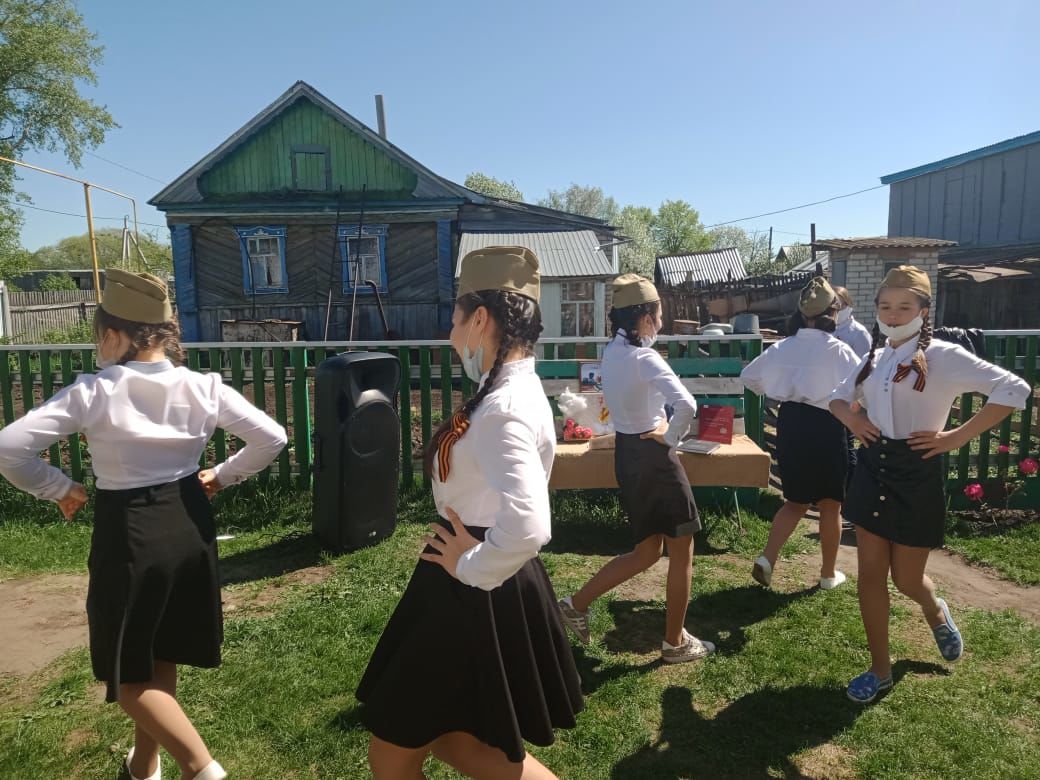 В деревне Верхнее Алькеево Алькеевского района устроили концерт для участника войны под окнами его дома