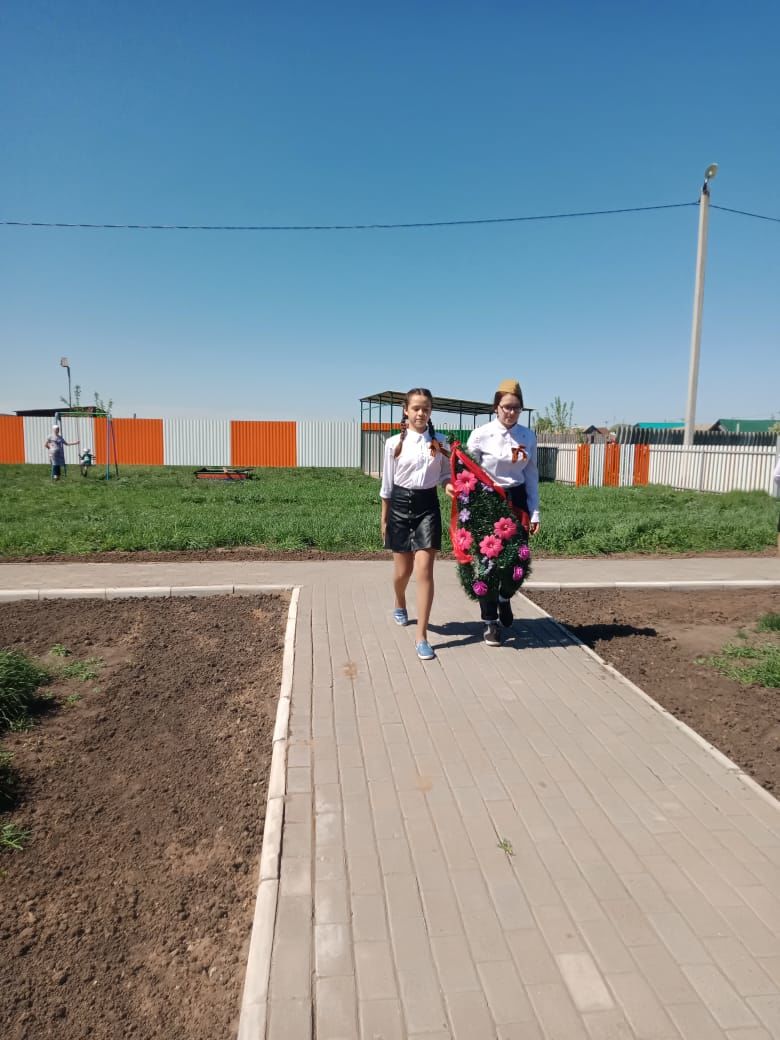 В деревне Верхнее Алькеево Алькеевского района устроили концерт для участника войны под окнами его дома