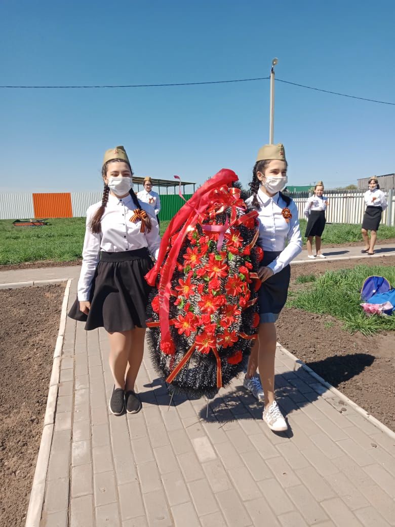 В деревне Верхнее Алькеево Алькеевского района устроили концерт для участника войны под окнами его дома