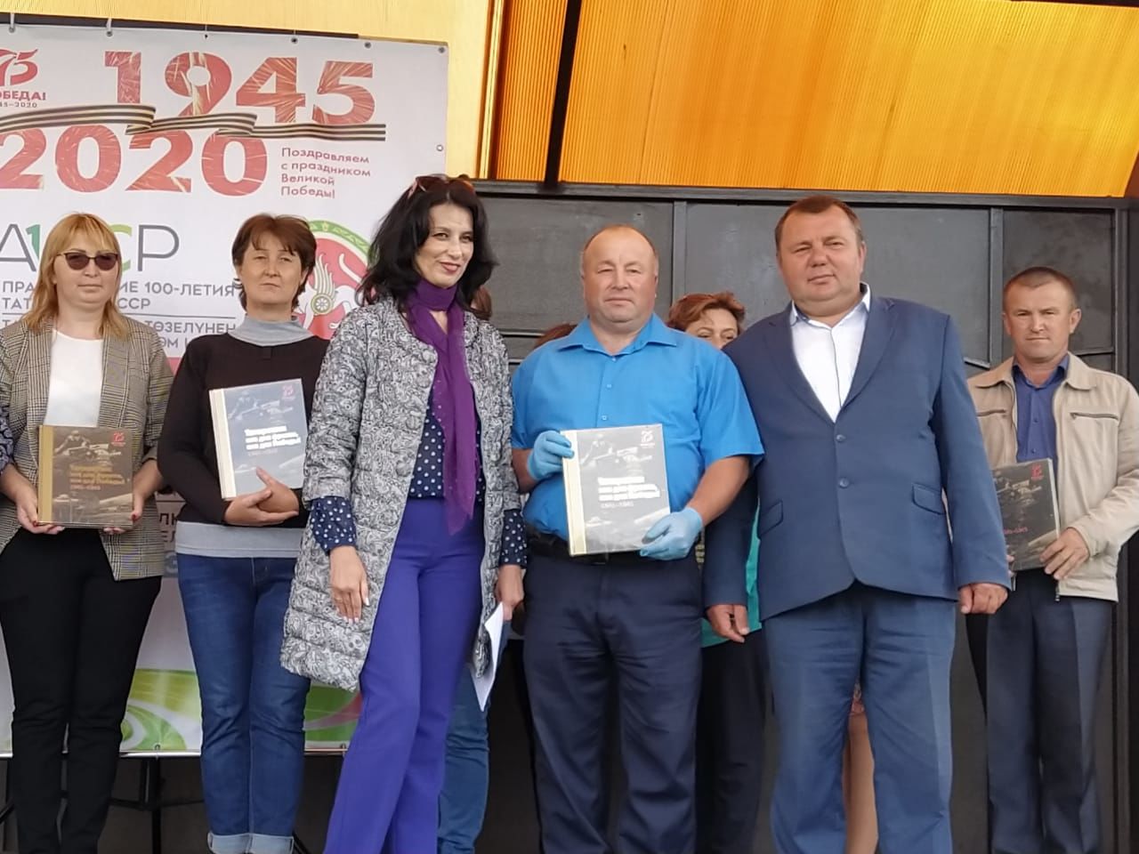 Школам и библиотеке Алькеевского района передали книги «Все для фронта, все для победы»