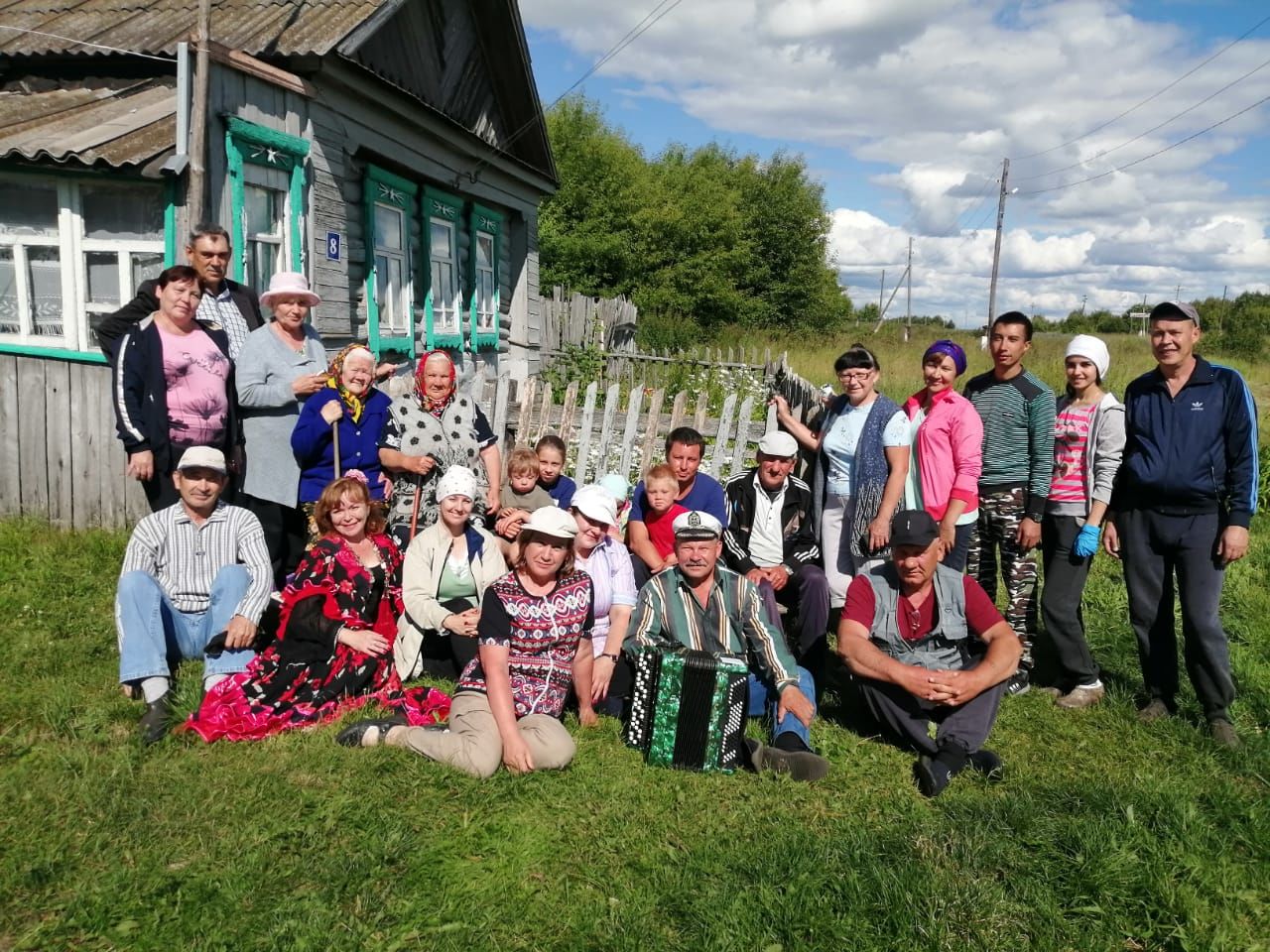 Работники Алькеевского районного дома культуры провели субботник в селе Катюшино