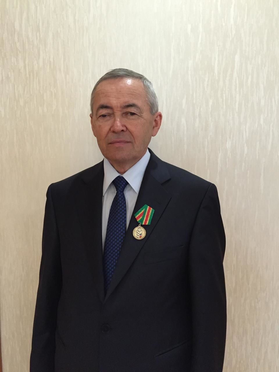 Главный экономист трастовой компании «Татмелиора­ция» Мансур Нотфуллин отмечает свой 70-летний юбилей
