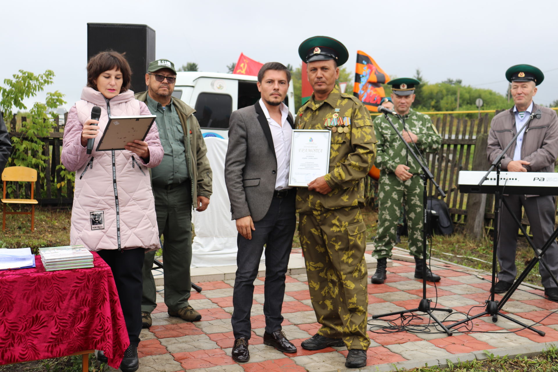 Әлки районы Апак авылында ил чикләрен саклаучылар хөрмәтенә стела ачылды