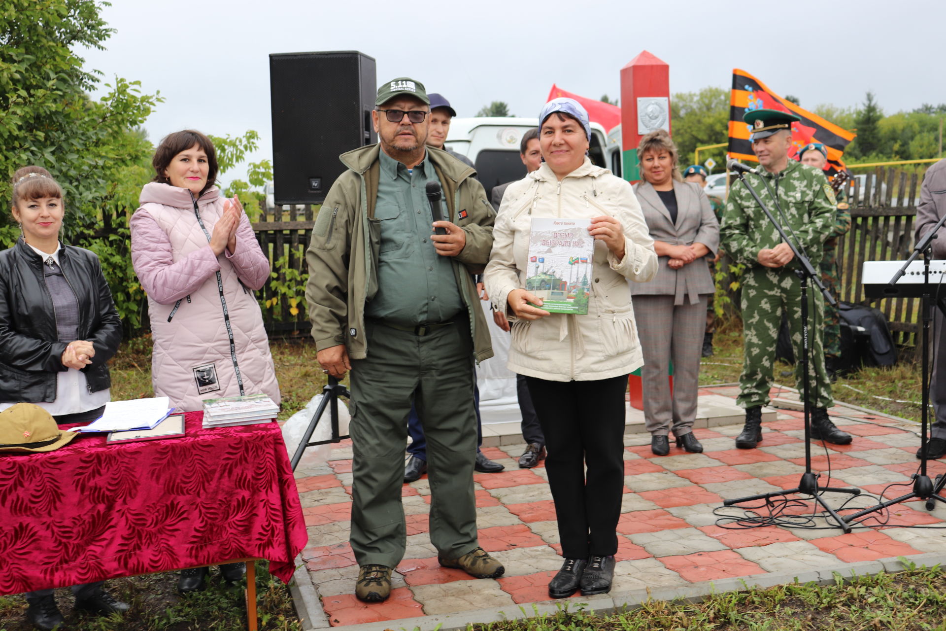 Әлки районы Апак авылында ил чикләрен саклаучылар хөрмәтенә стела ачылды