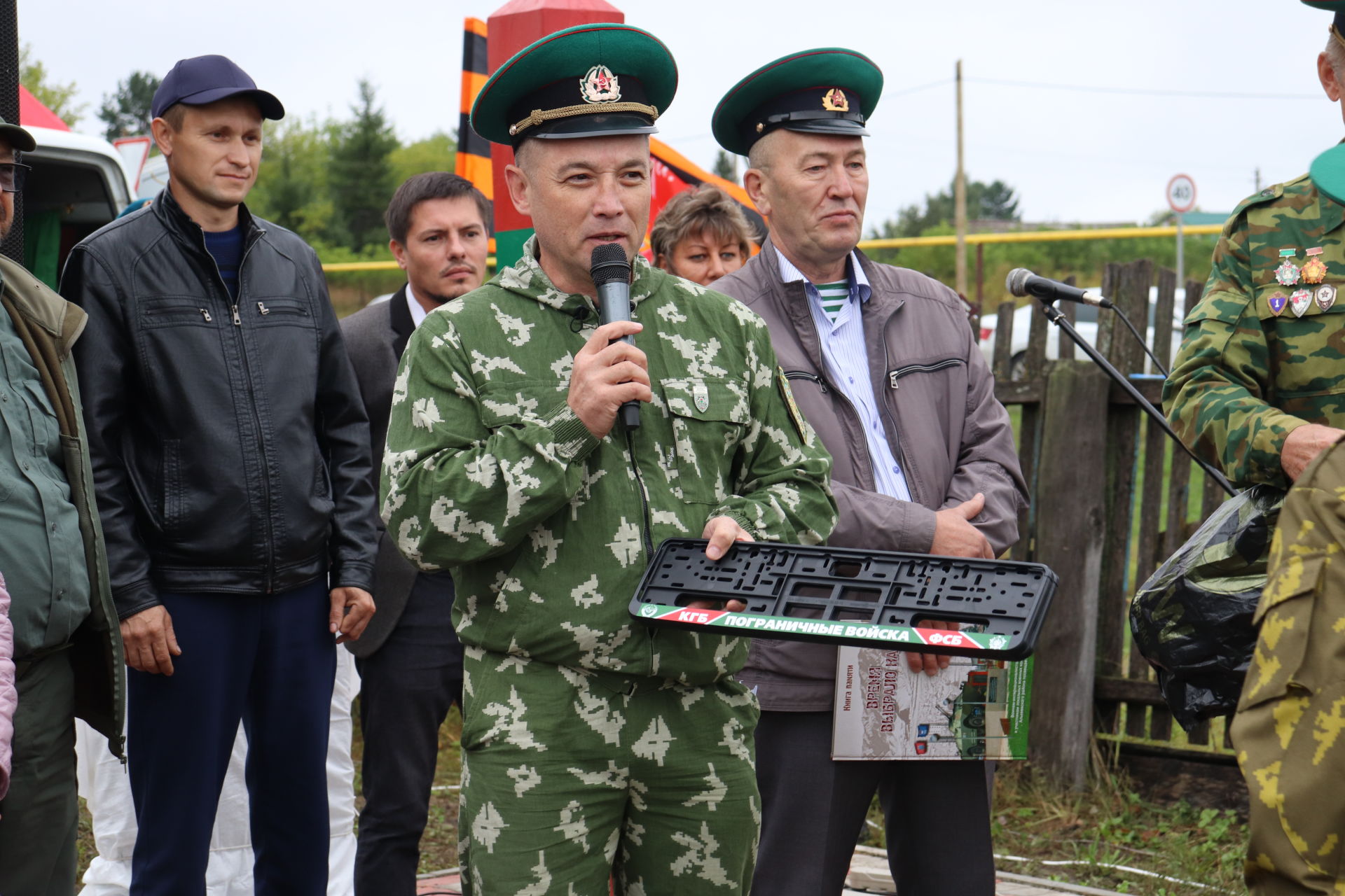 Әлки районы Апак авылында ил чикләрен саклаучылар хөрмәтенә стела ачылды