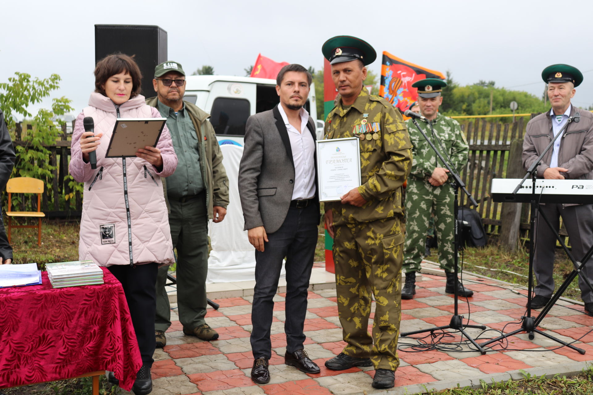 Әлки районы Апак авылында ил чикләрен саклаучылар хөрмәтенә стела ачылды