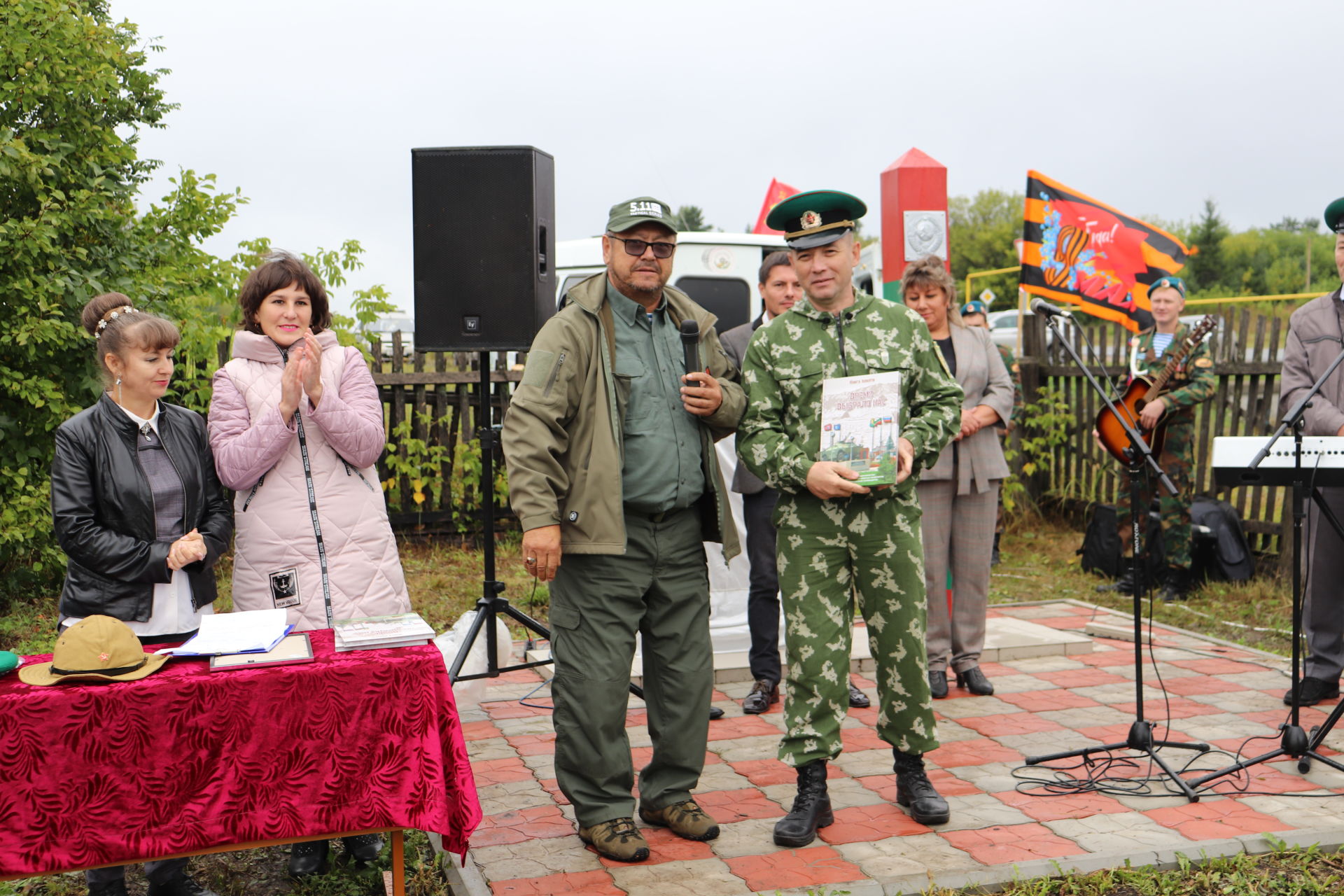 Әлки районы Апак авылында ил чикләрен саклаучылар хөрмәтенә стела ачылды