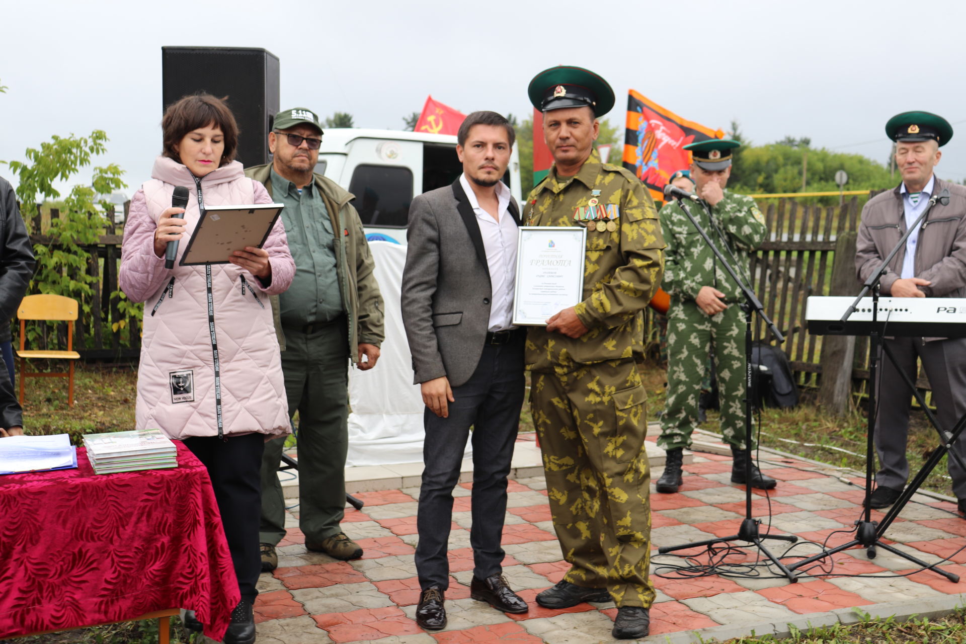 Әлки районы Апак авылында ил чикләрен саклаучылар хөрмәтенә стела ачылды