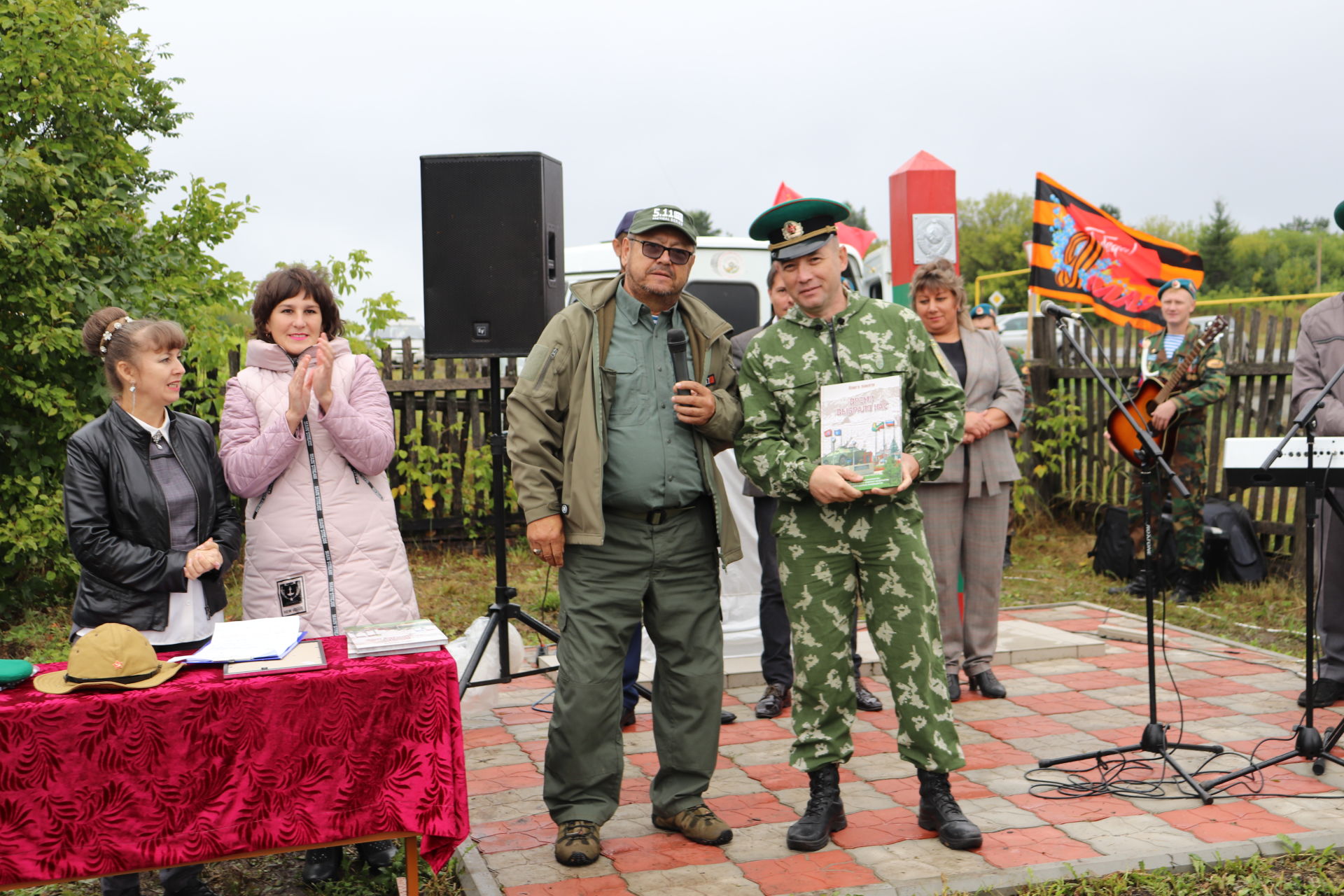 Әлки районы Апак авылында ил чикләрен саклаучылар хөрмәтенә стела ачылды