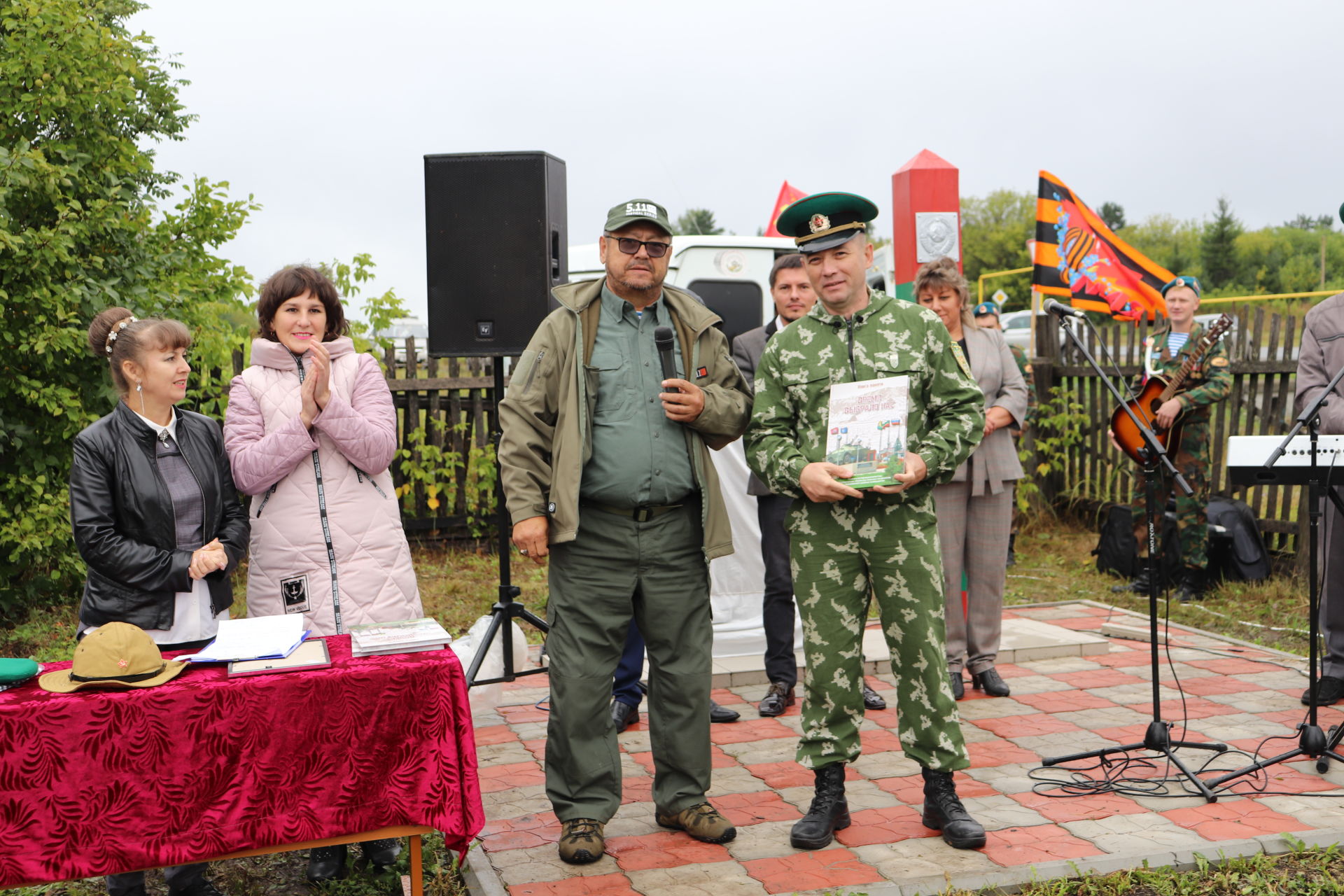 Әлки районы Апак авылында ил чикләрен саклаучылар хөрмәтенә стела ачылды