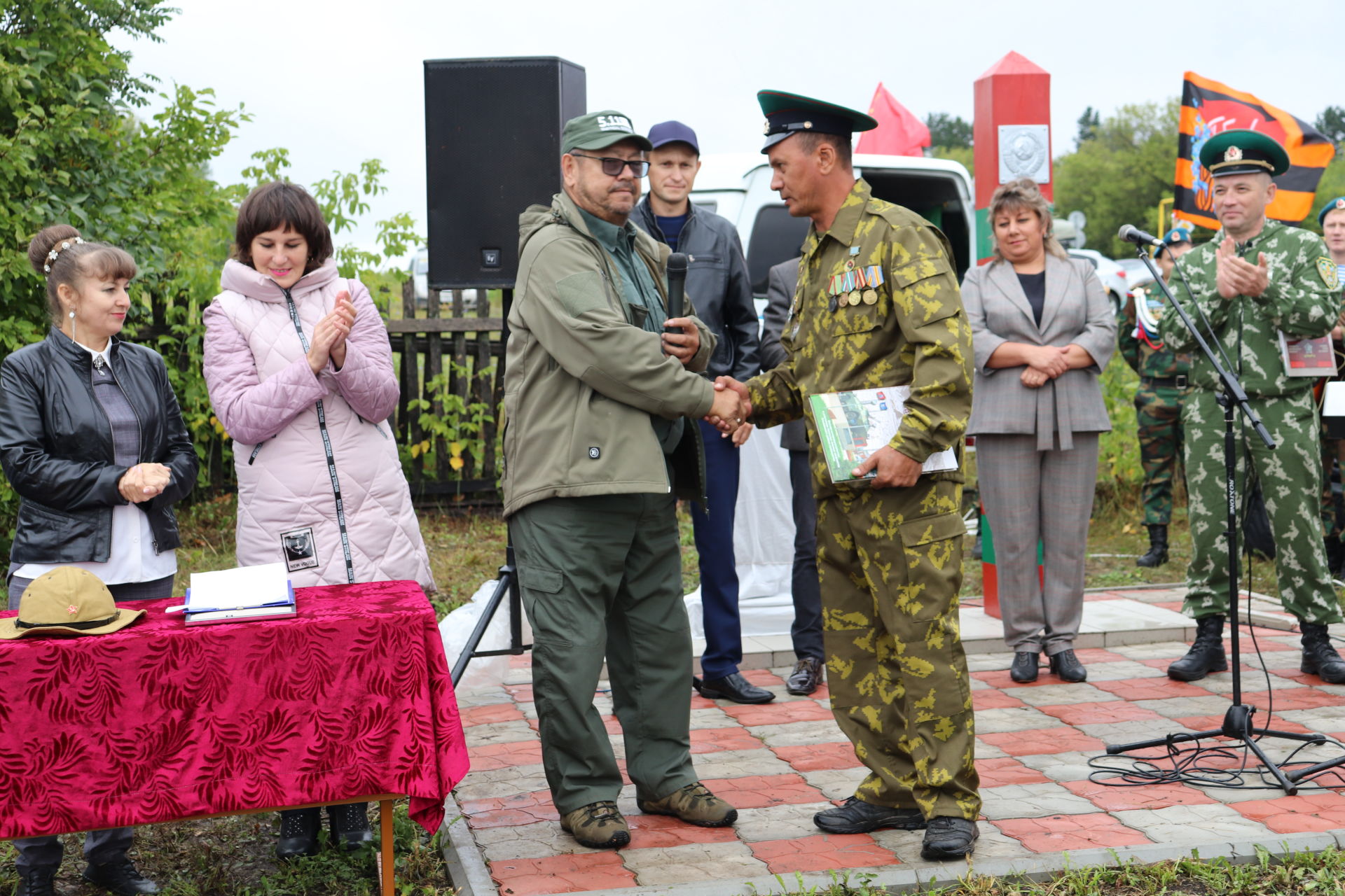 Әлки районы Апак авылында ил чикләрен саклаучылар хөрмәтенә стела ачылды