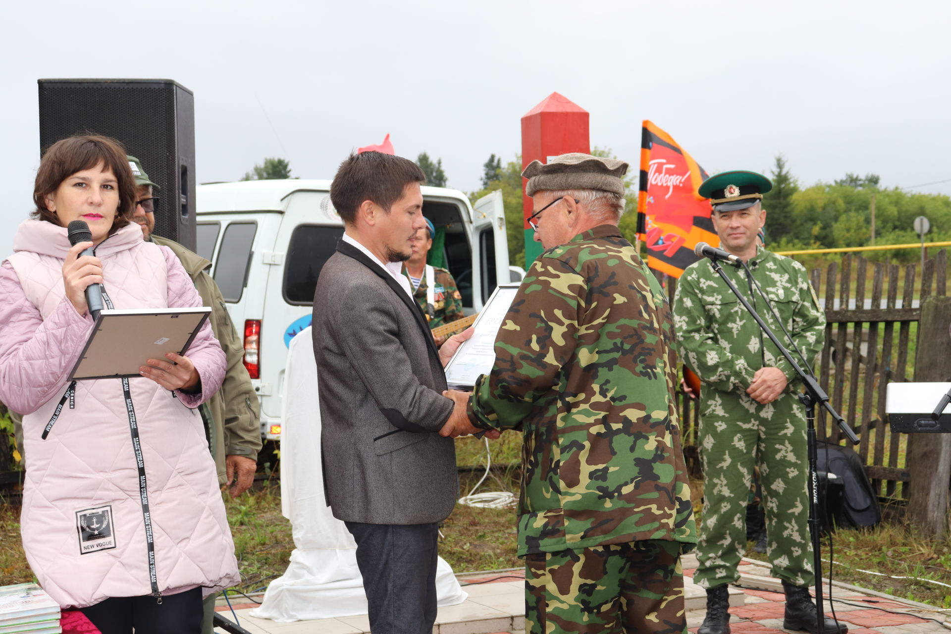 Әлки районы Апак авылында ил чикләрен саклаучылар хөрмәтенә стела ачылды