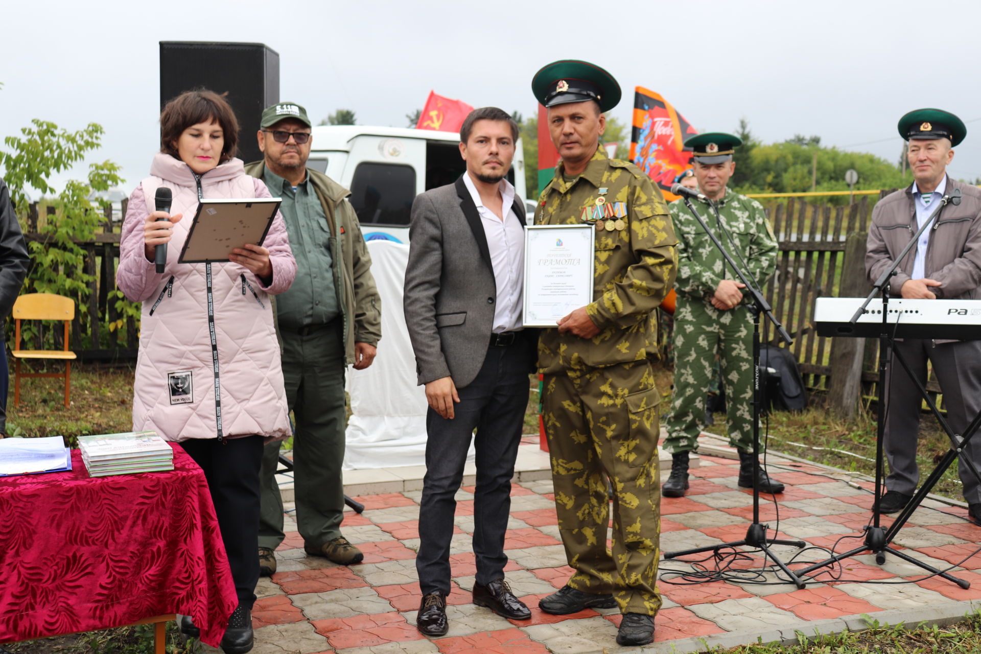 Әлки районы Апак авылында ил чикләрен саклаучылар хөрмәтенә стела ачылды