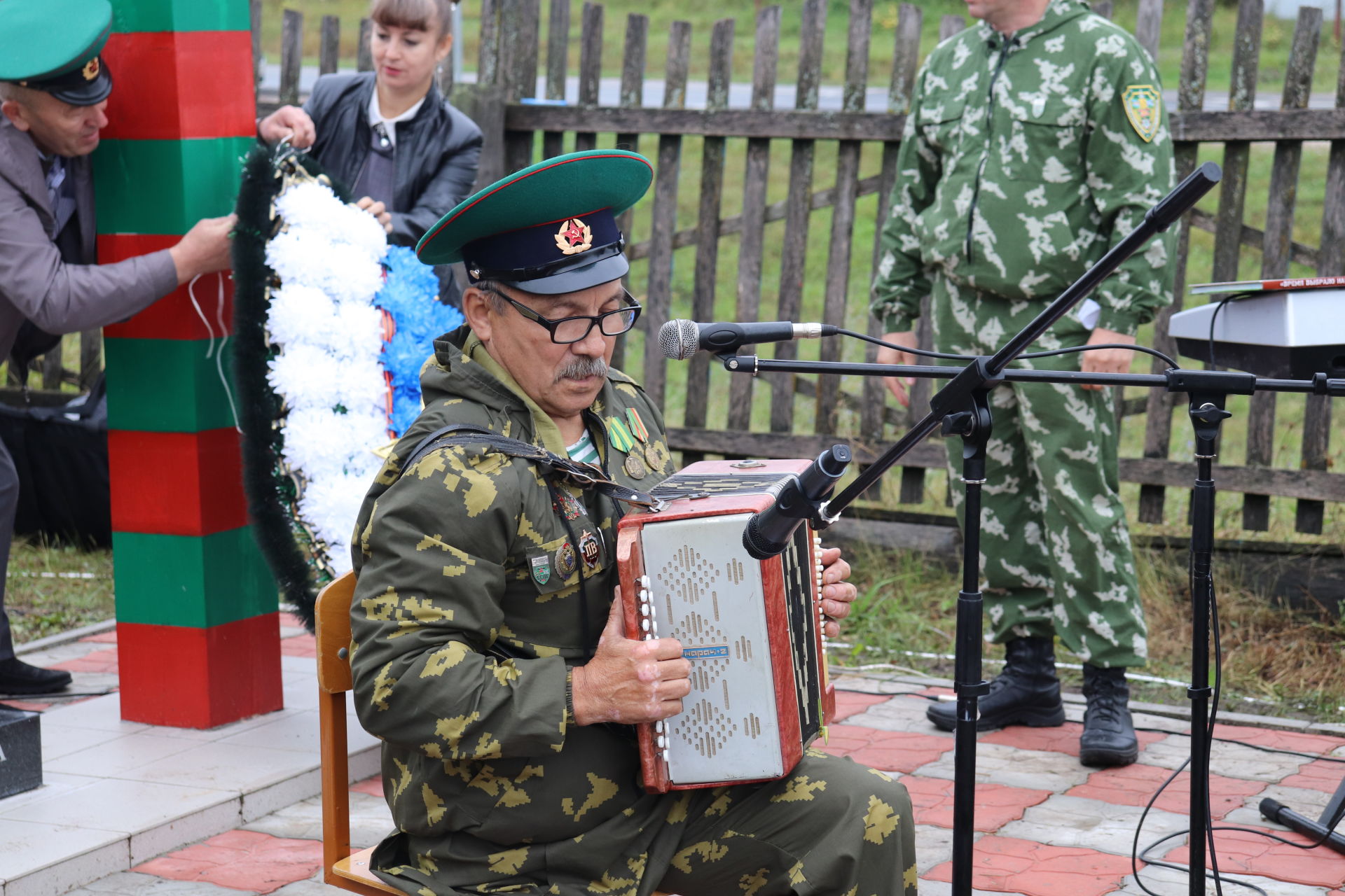 Әлки районы Апак авылында ил чикләрен саклаучылар хөрмәтенә стела ачылды