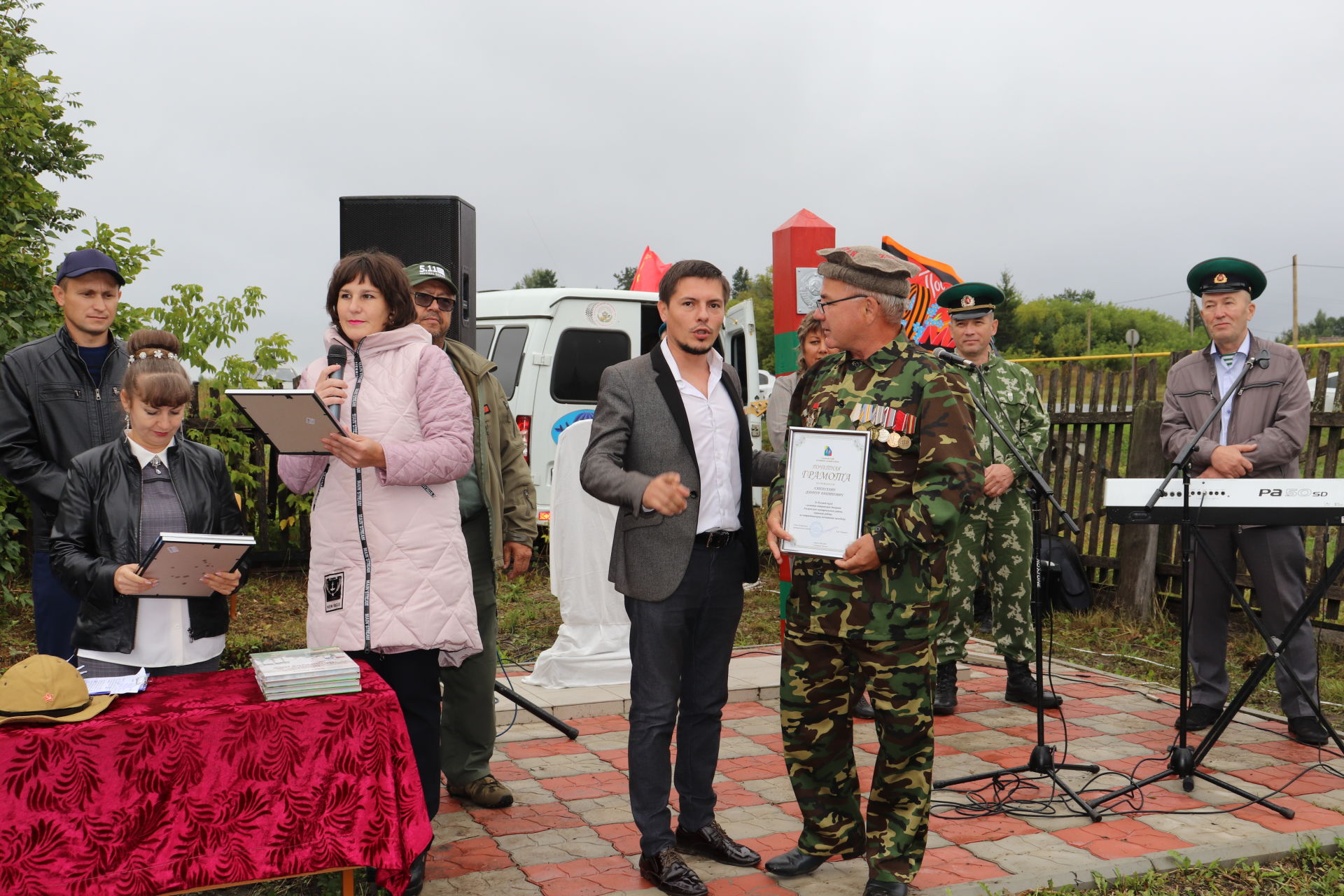 Әлки районы Апак авылында ил чикләрен саклаучылар хөрмәтенә стела ачылды