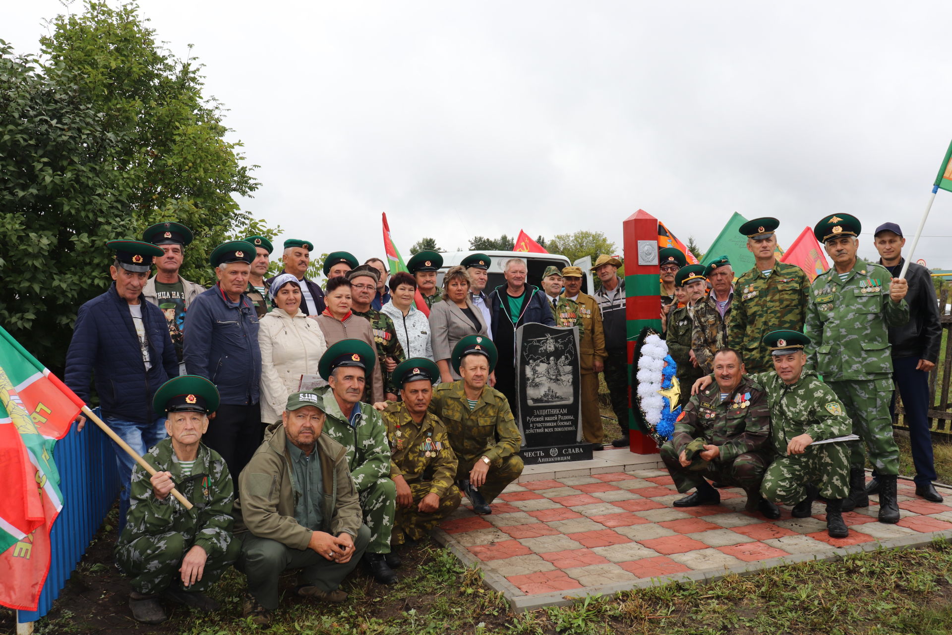 Әлки районы Апак авылында ил чикләрен саклаучылар хөрмәтенә стела ачылды