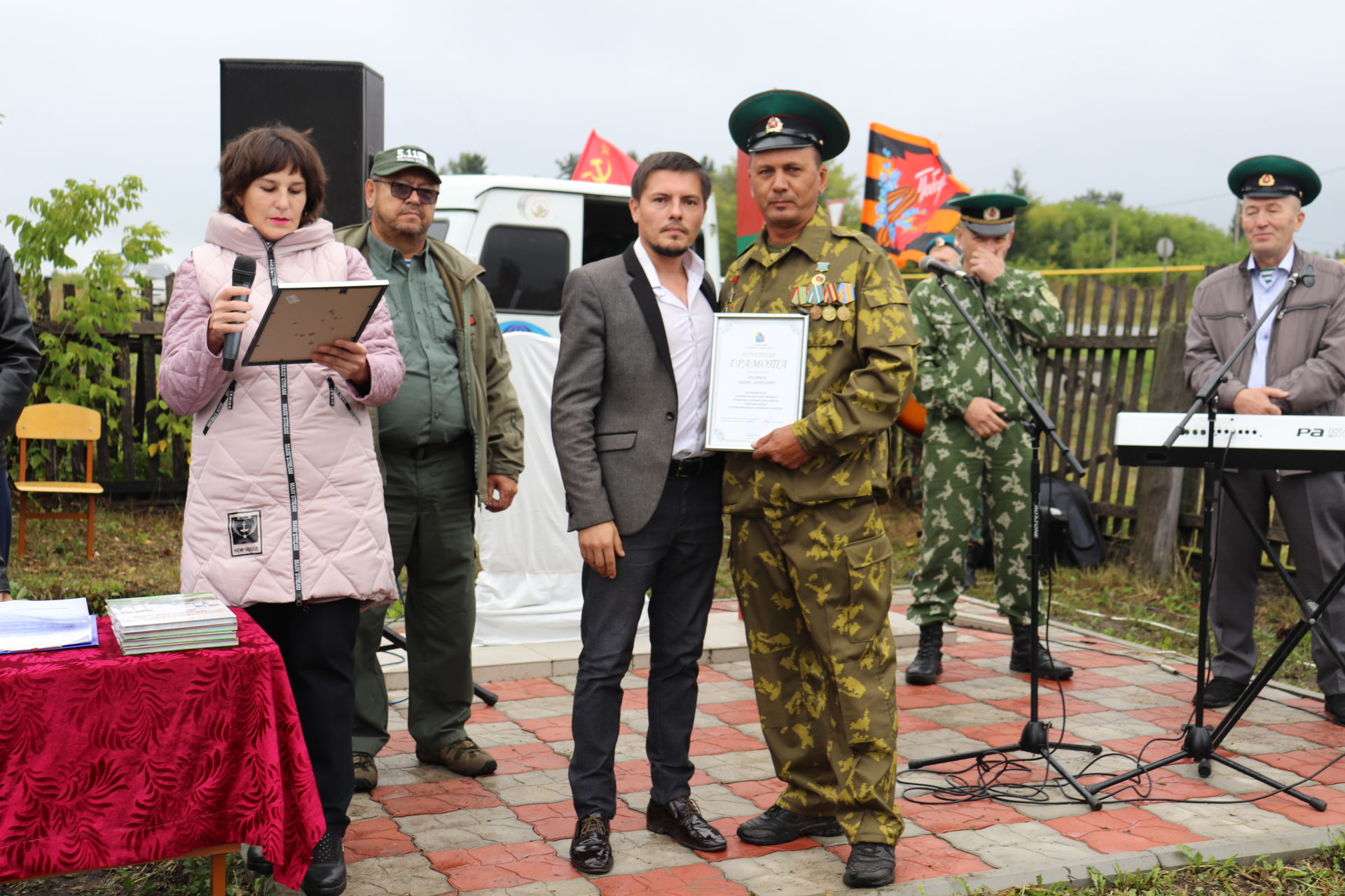 Әлки районы Апак авылында ил чикләрен саклаучылар хөрмәтенә стела ачылды