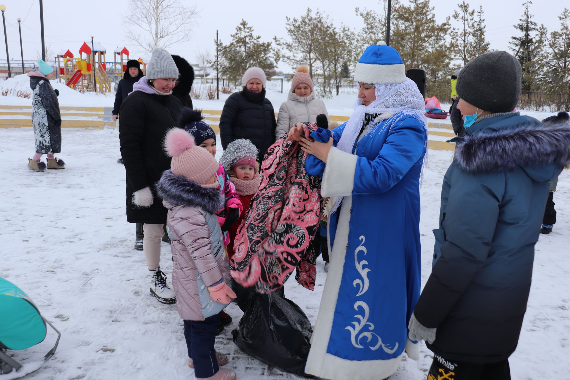 Әлки балалары күңелле һәм тату “Яңа ел рәсеме ясыйбыз" дип исемләнгән уен уйнадылар