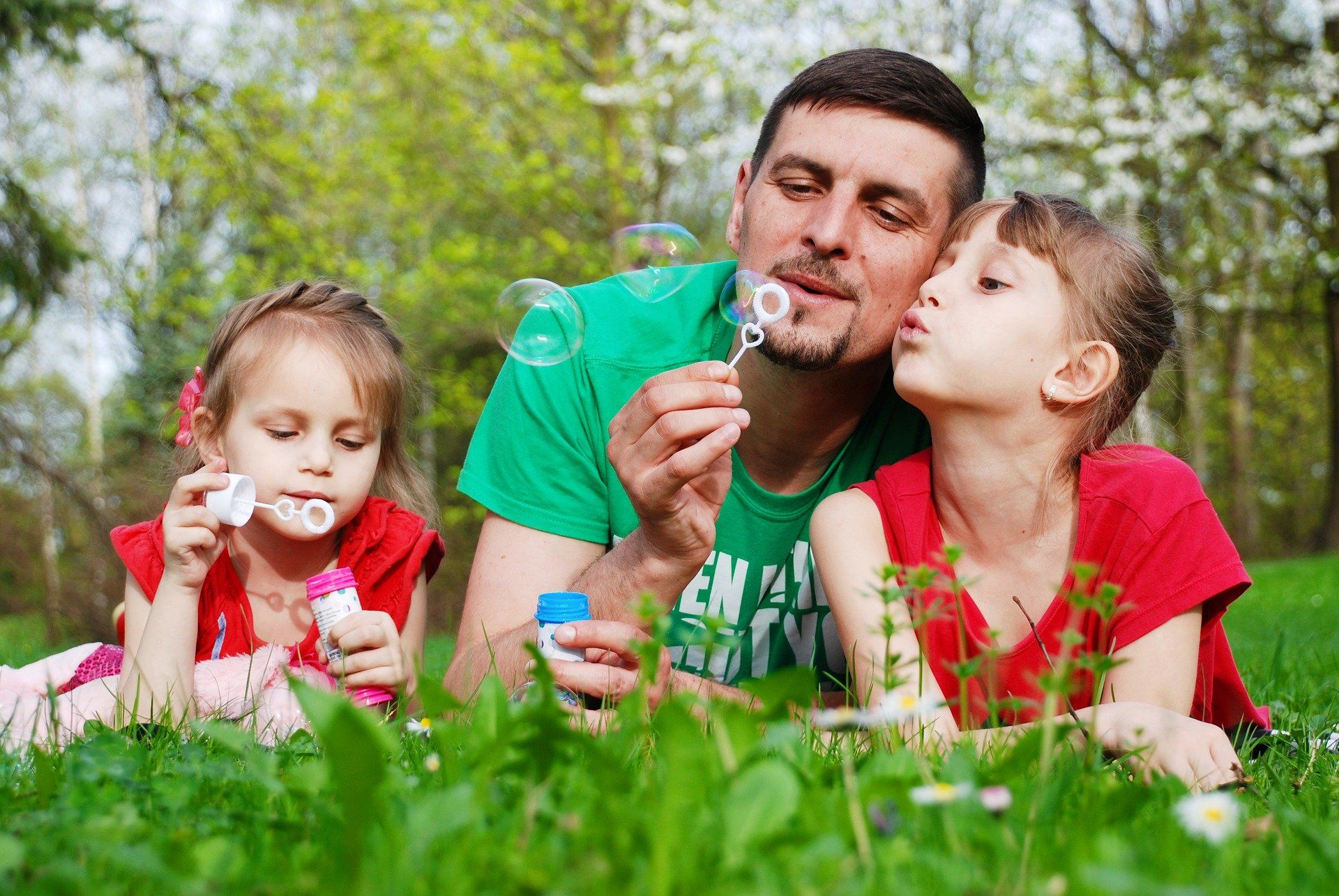 День пап отмечают. С праздником семьи. Детям о папе. Отцы и дети. Фотосессия семьи на природе летом.