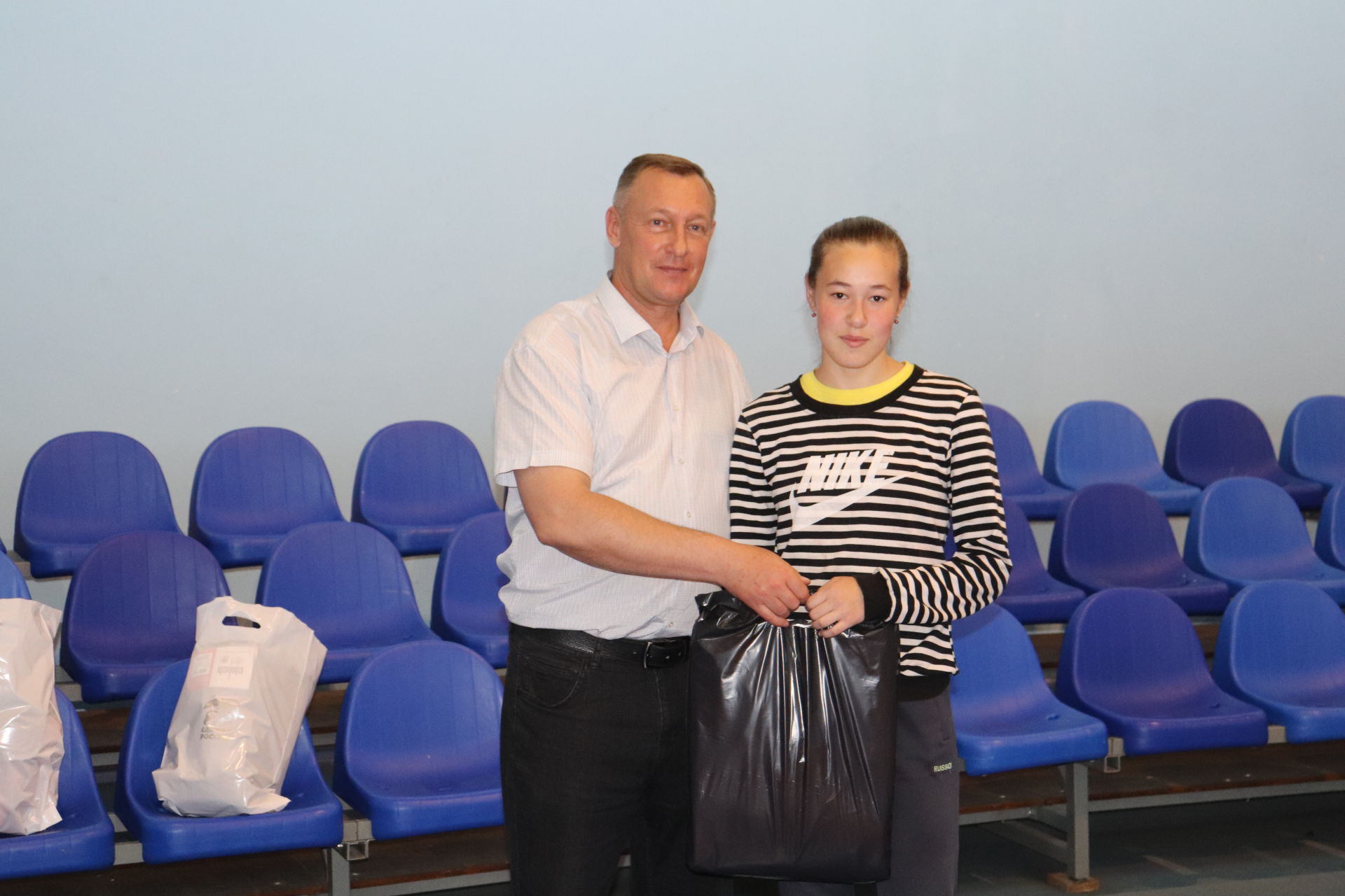 Глава Алькеевского района вручил юным борцам и боксерам подарки от Ольги Павловой