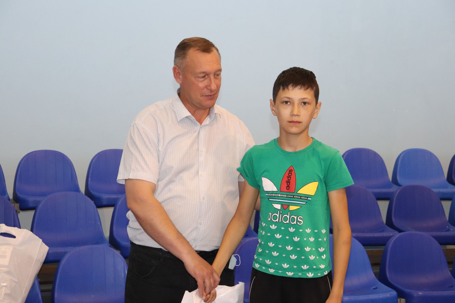 Глава Алькеевского района вручил юным борцам и боксерам подарки от Ольги Павловой