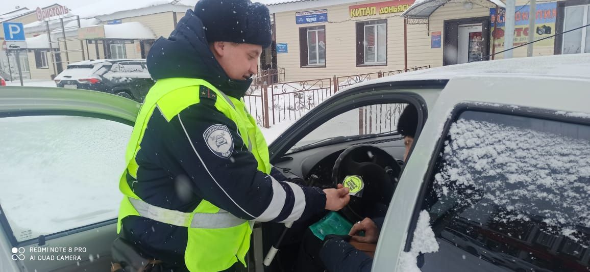 Әлки районы буенча ЮХИДИ хезмәткәрләре транспорт чаралары йөртүчеләрен Яңа ел белән котлады.