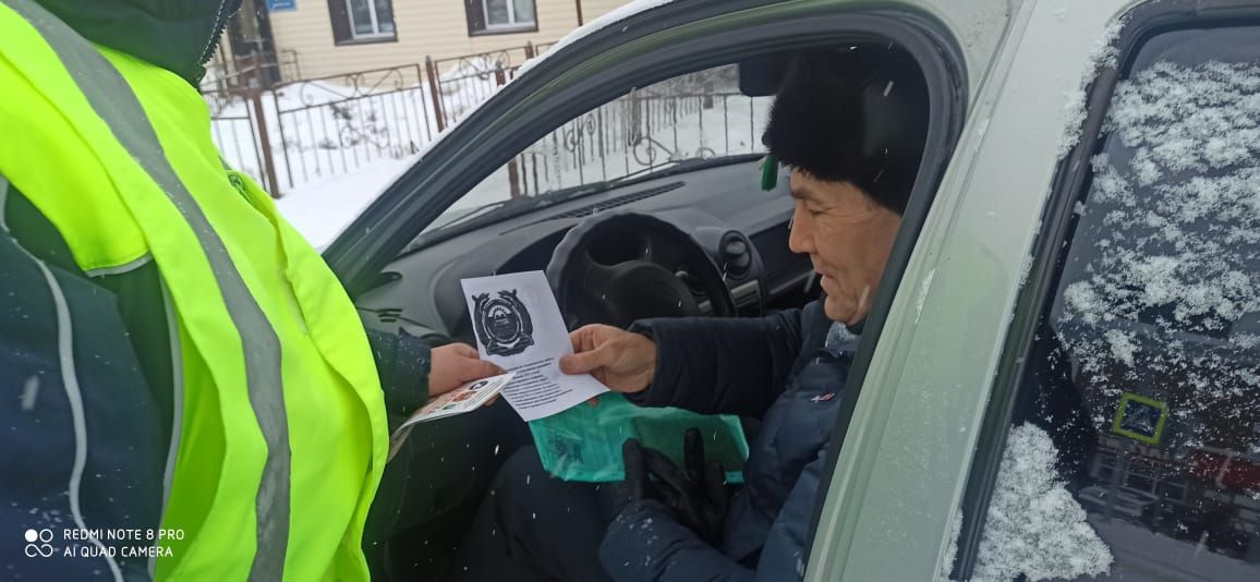 Әлки районы буенча ЮХИДИ хезмәткәрләре транспорт чаралары йөртүчеләрен Яңа ел белән котлады.