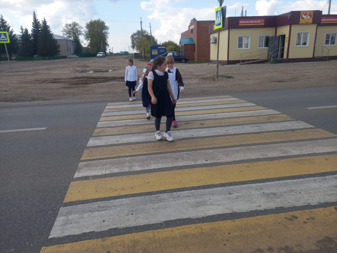 В школах​ района​ проводятся мероприятия по изучению​ безопасного маршрута «Дом-школа-дом».