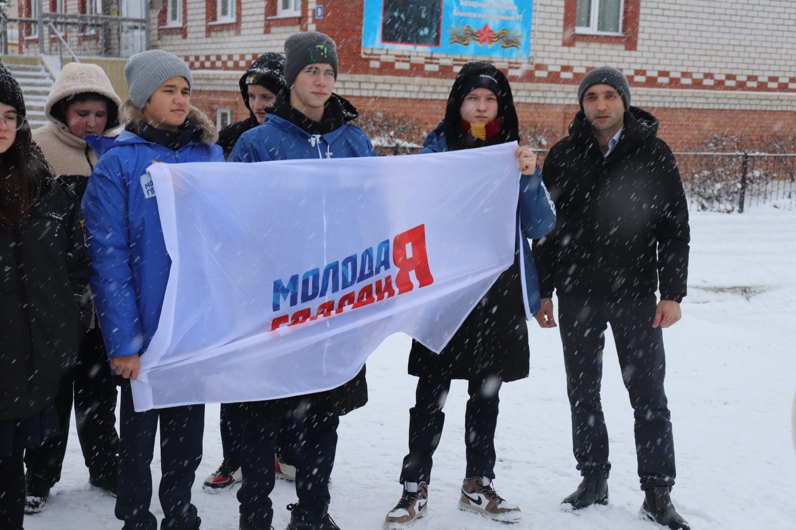 Базарлы Матакта Азат итүче солдат hәйкәле каршысында митинг узды.