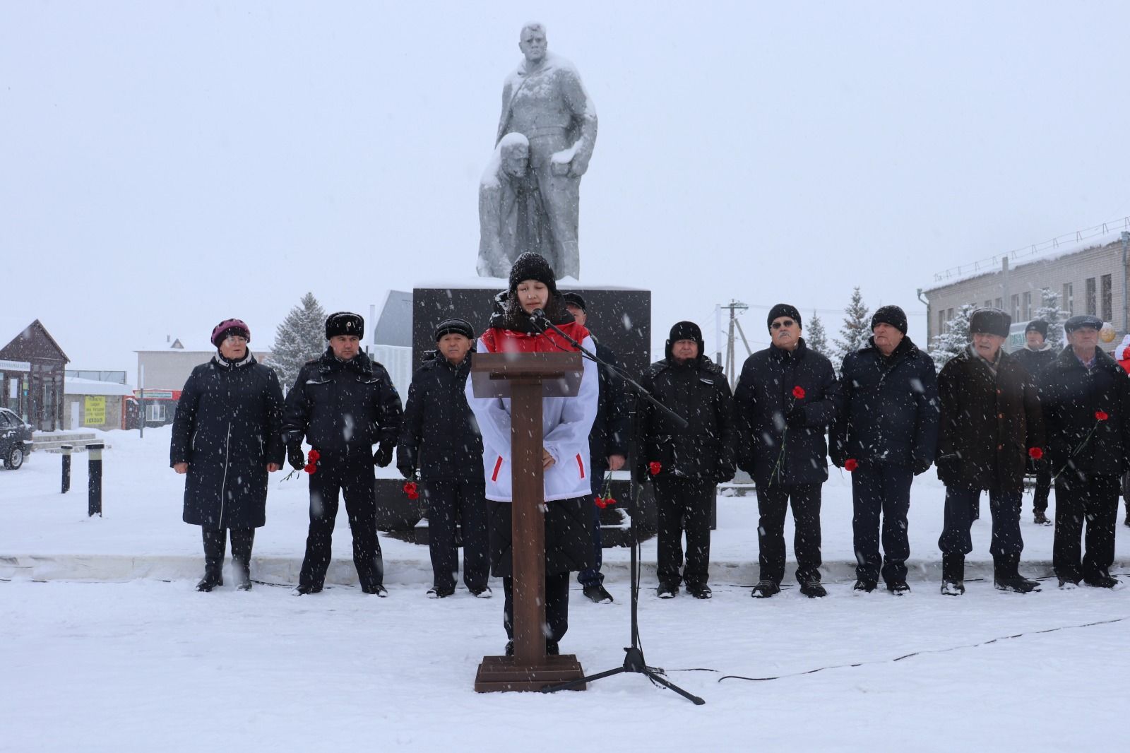 Базарлы Матакта Азат итүче солдат hәйкәле каршысында митинг узды.