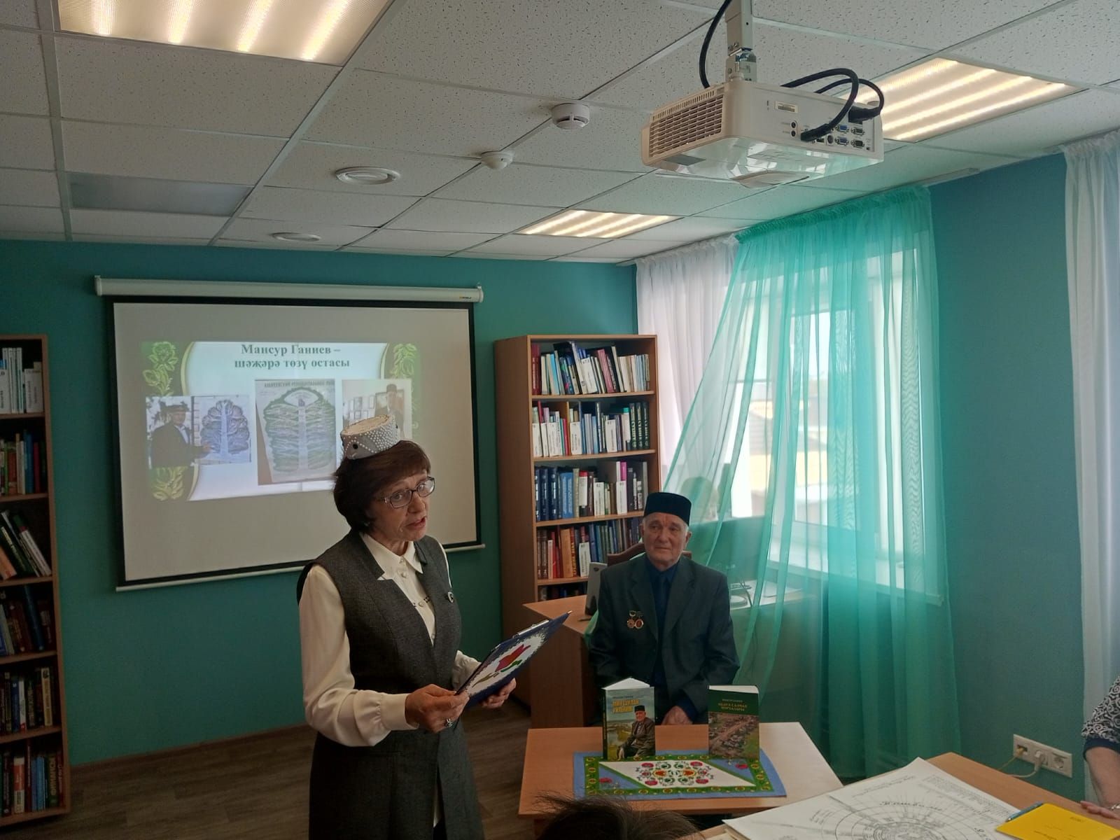 Әлки районы китапханәсендә шәҗәрәләр төзү остасы Мансур Ганиев белән очрашу узды