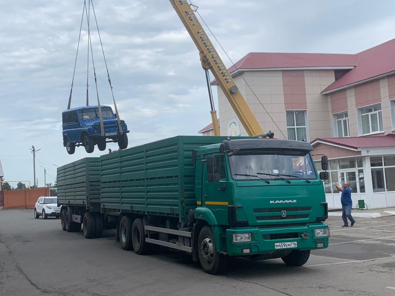 Әлки районыннан Украина җирендә барган махсус операциядә катнашучы егетләргә ике машина озаттылар
