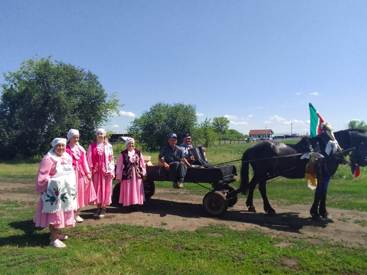 Иске Алпар авылында Сабантуй бәйрәме батырларына бүләк җыйдылар