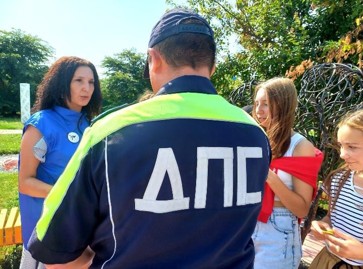 Автоинспекторы в Центральном парке встретились с ребятами