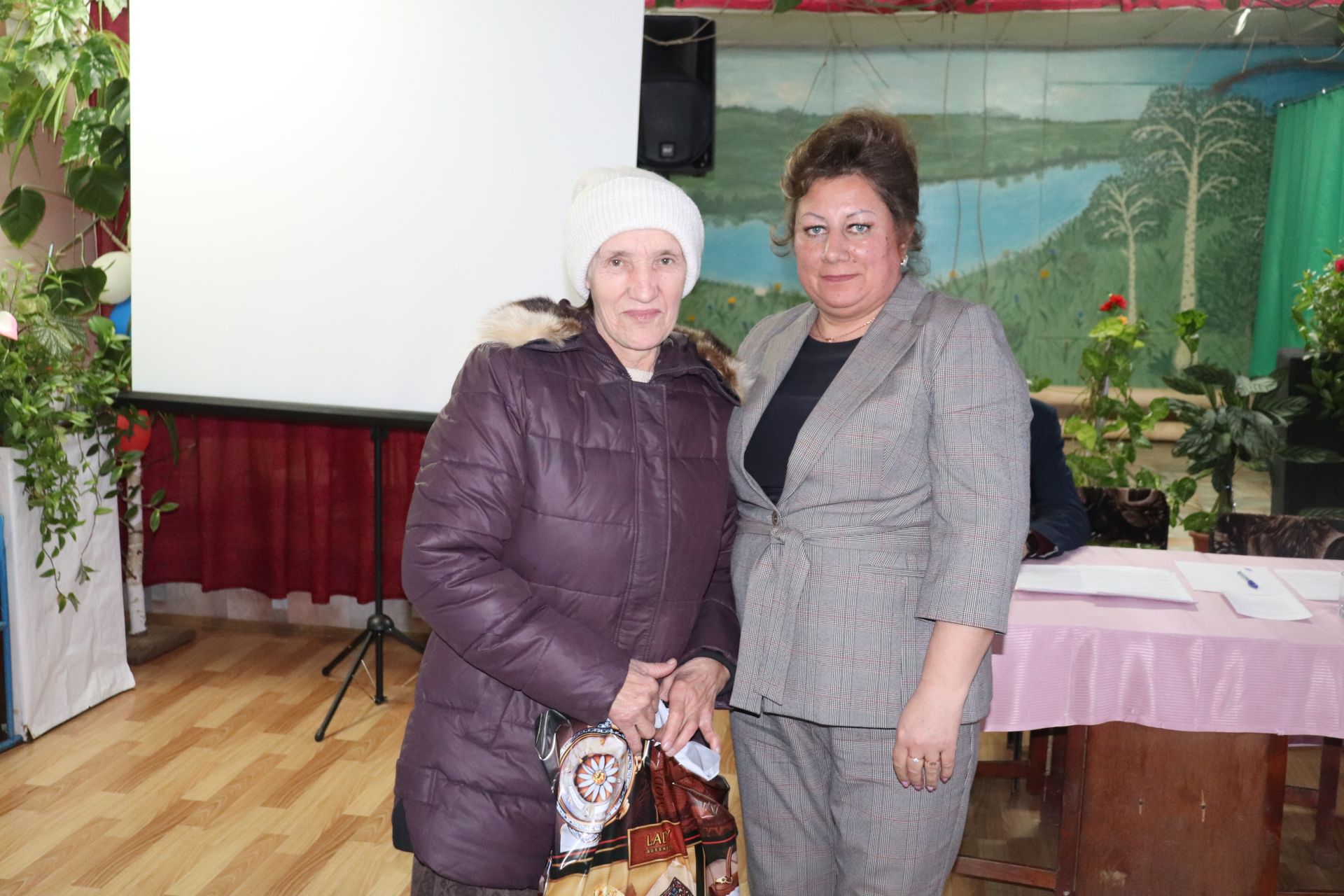 Апак авыл җирлеге эшеннән халык канәгать яши