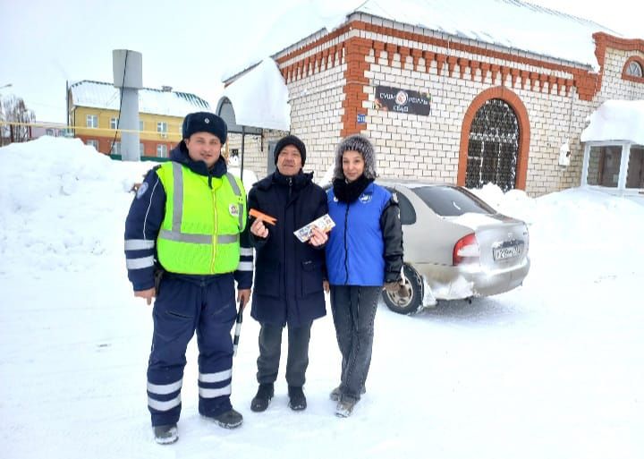 Школьники, водители и пешеходы приняли участие в практическом занятии по применению световозвращающих элементов