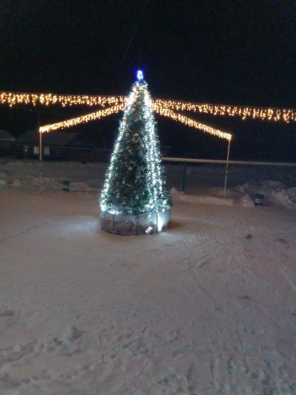 Село Нижнее Алькеево украшают много елок